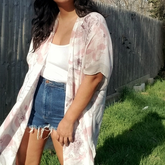 ✨️LAST ONE ✨️FLOATING FLORALS WHITE KIMONO CARDIGAN - Picture 5 of 10